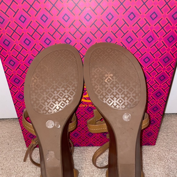 Tory Burch Chandler Wedge Sandals. Color Royal Tan - Picture 5 of 6